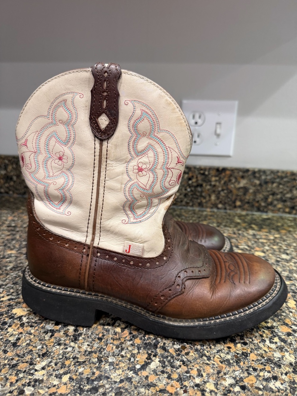 Ladies Justin Two-Tone Brown and Cream Western Pull-On Boots 8.5
